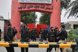 Over 100 inmates escape and 1 is killed as a quake prompts the evacuation of a Pakistan prison